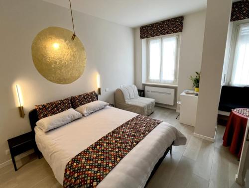um quarto com uma cama grande e uma sala de estar em Jonis Parco Ruffini em Turim