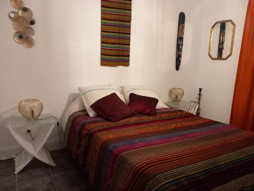 - une chambre avec un lit et une couverture colorée dans l'établissement Spacieuse villa familiale avec piscine -8 couchages, à Beaucaire