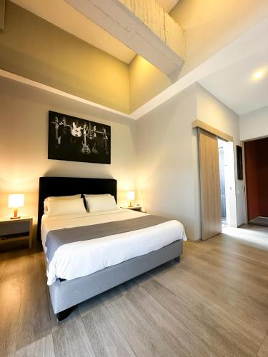 Ein Bett oder Betten in einem Zimmer der Unterkunft Hotel Arena Suites Movistar Arena