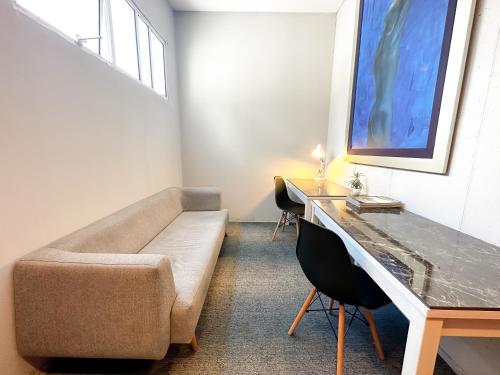 Ein Sitzbereich in der Unterkunft Hotel Arena Suites Movistar Arena