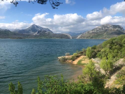 a view of a lake with mountains in the background at Lillo Home in Puebla de Lillo