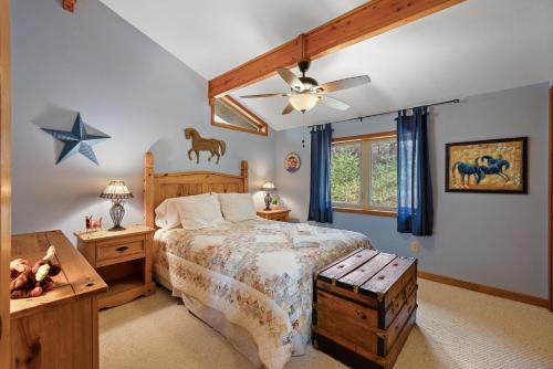 1 dormitorio con 1 cama y ventilador de techo en Grandmas Getaway, en Boone
