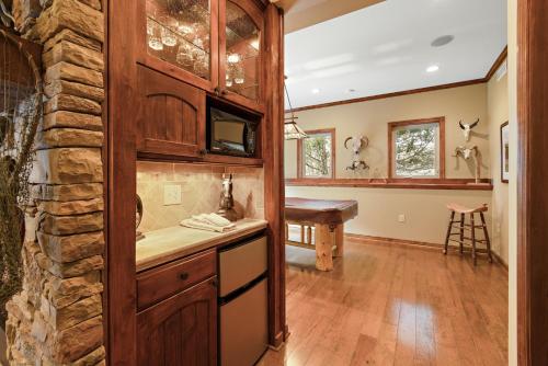 una cocina con armarios de madera y una pared de piedra. en Grandmas Getaway, en Boone