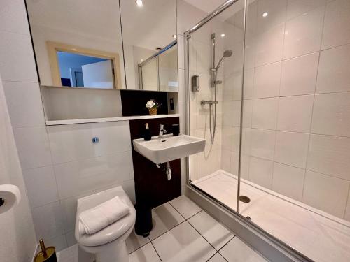 Bilik mandi di Your Perfect Business Suite, 2 beds 2 bathrooms Apartment, Free Parking, Monthly Stays, Business, Contractors