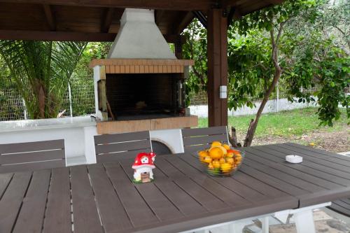 una mesa de picnic con una cesta de fruta. en Villa Alex en Agios Georgios