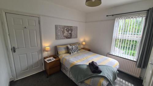 um quarto com uma cama e uma fotografia na parede em Alexandra Park House em Belfast