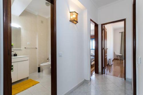 een badkamer met een wastafel en een toilet in een kamer bij Casa conde - Blue coast in Setúbal
