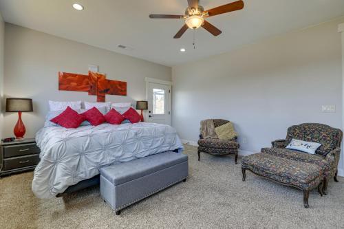 1 dormitorio con 1 cama, ventilador de techo y silla en Toquerville Home with Mtn Views, Near State Parks!, en Toquerville