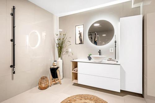 a bathroom with a sink and a mirror at Unik plass ved Nidelva in Trondheim