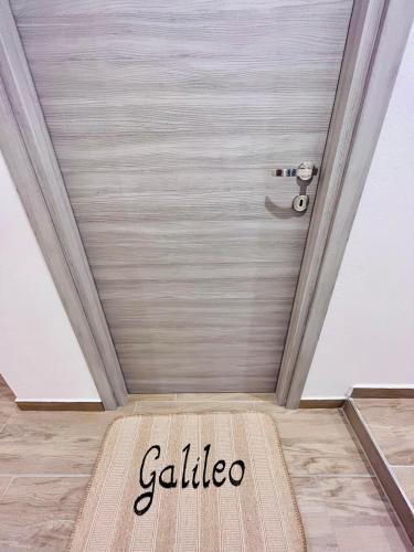 a room with a door with the word gallery on the floor at A Pisa con amore in Pisa