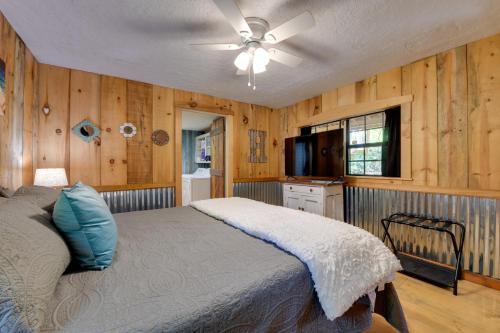 een slaapkamer met een bed en een plafondventilator bij Relaxing Cosby Cabin with Fire Pit and Covered Porch! in Cosby