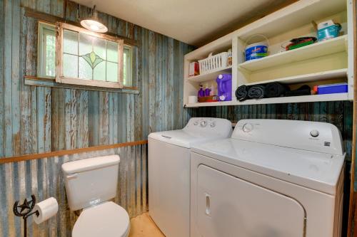 een badkamer met een wasmachine en droger. bij Relaxing Cosby Cabin with Fire Pit and Covered Porch! in Cosby