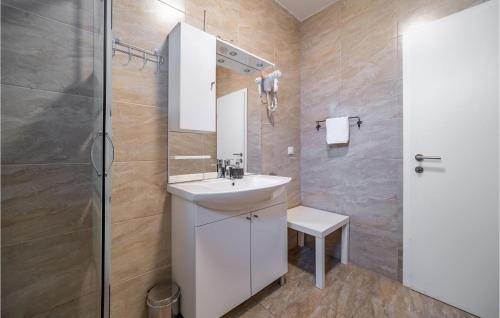 Koupelna v ubytování Beautiful Apartment In Rakovica With Kitchen
