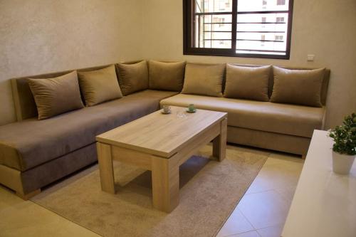 salon z kanapą i stolikiem kawowym w obiekcie Magnifique appartement Marrakech w Marakeszu