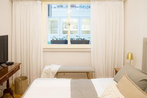 a bedroom with a bed and a window at jh - Creado como un Hotel Boutique in Buenos Aires