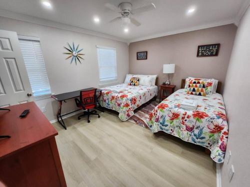 1 dormitorio con 2 camas, escritorio y escritorio en Serenity in Paradise, en Hilton Head Island