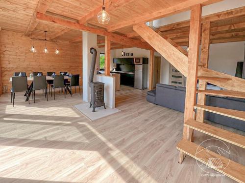 un soggiorno e una sala da pranzo con soffitto in legno di Welness chata pod Sitnom a Banská Štiavnica