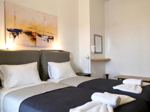 um quarto com 2 camas e toalhas em Yanna's Apartments em Sidari
