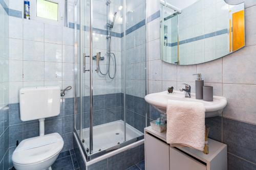 Koupelna v ubytování Holiday House Mima