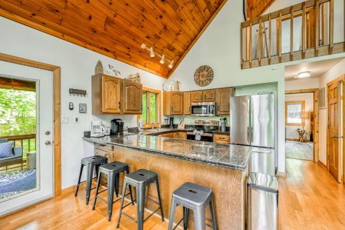 Η κουζίνα ή μικρή κουζίνα στο Woodhaven Hideaway