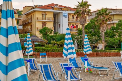een groep strandstoelen en parasols op het strand bij Hotel Miramare - Silvi Marina in Silvi Marina