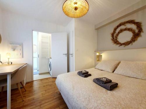 1 dormitorio con 1 cama, escritorio y lavamanos en L'Or Miroir - Madame Conciergerie, en Bruz