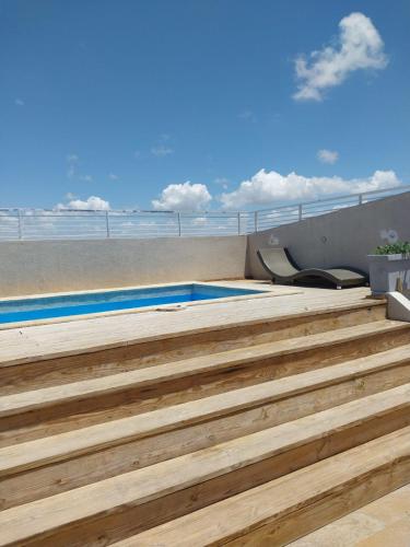 un conjunto de escaleras que conducen a una piscina en Apartamento Santo Domingo Este, en Mendoza