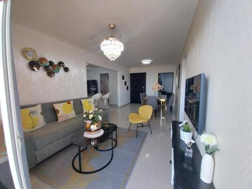 a living room with a couch and a table at Apartamento Santo Domingo Este in Mendoza