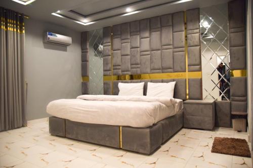 En eller flere senger på et rom på Luxe Suites Bahria Town Lahore