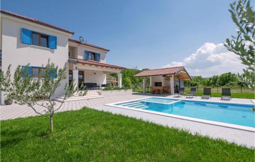 uma villa com uma piscina e uma casa em Stunning Home In Donji Prolozac With Kitchen em Donji Proložac