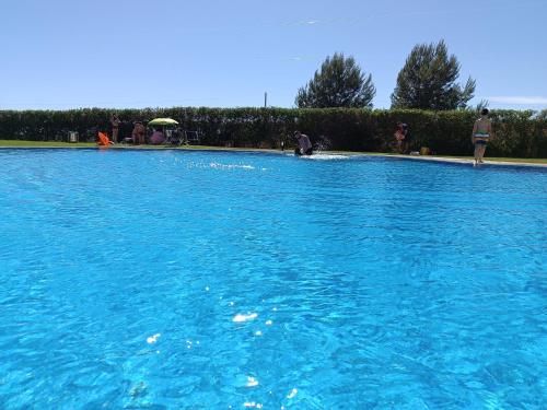 una gran piscina de agua azul con gente en ella en Mar à Vista Algarve Summer, en Portimão