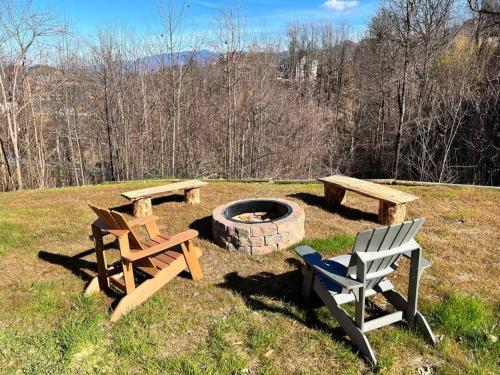 Imagen de la galería de * *Luxury 4 Bdrms, Views, Theater, Arcade, Firepit, en Gatlinburg