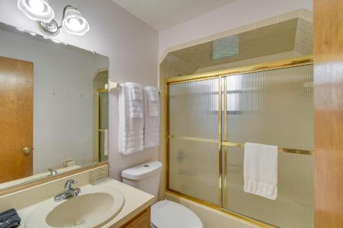 uma casa de banho com um chuveiro, um WC e um lavatório. em East Palatka Vacation Rental, Anglers Paradise em East Palatka