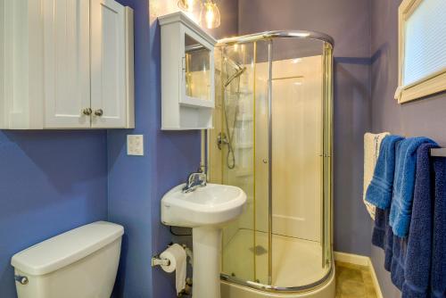 ein Bad mit einer Dusche, einem WC und einem Waschbecken in der Unterkunft Waterfront Hood Canal Cottage Steps to the Beach! in Belfair