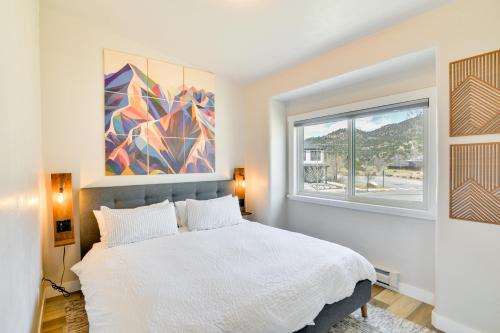 una camera da letto con un letto bianco e una finestra di Buena Vista Condo about 11 Mi to Cottonwood Lake! a Buena Vista