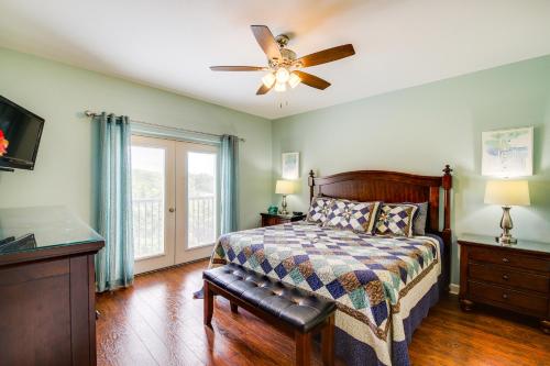 ピジョン・フォージにあるPigeon Forge Condo with Community Amenities!のベッドと天井扇風機のある寝室