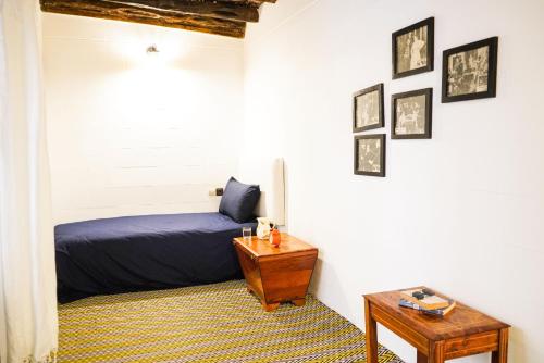 - une chambre avec un lit et une table en bois dans l'établissement DAR44, à Essaouira