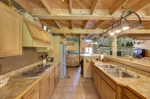 - une cuisine avec des placards en bois et un réfrigérateur dans l'établissement Fraziers Bottom Cabin on 800 Acres of Land with Lake, 
