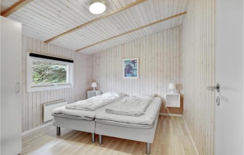 ブラーバンドにあるStunning Home In Blvand With 3 Bedrooms, Sauna And Wifiのベッドルーム1室(ベッド1台付)