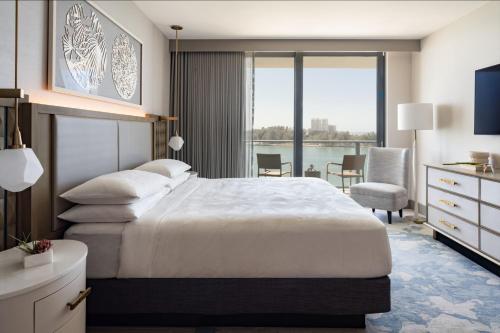Habitación de hotel con cama y ventana grande en JW Marriott Clearwater Beach Resort & Spa, en Clearwater Beach