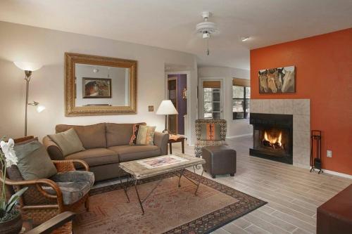 CHARMING Condo in RARE Location Facing Mountains