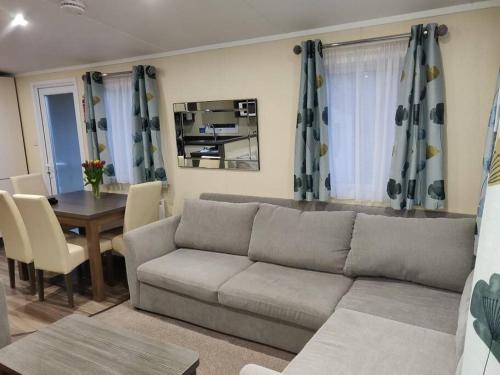 Χώρος καθιστικού στο Calm & Cosy (sleeps up to 6) - Oakdene Forest Park
