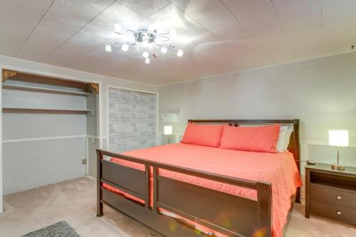 een slaapkamer met een bed met rode kussens erop bij Lovely Wheat Ridge Apt about 8 Mi to Downtown Denver! in Wheat Ridge