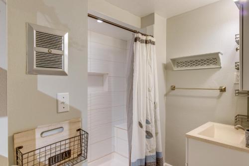een badkamer met een douche en een wastafel bij Lovely Wheat Ridge Apt about 8 Mi to Downtown Denver! in Wheat Ridge