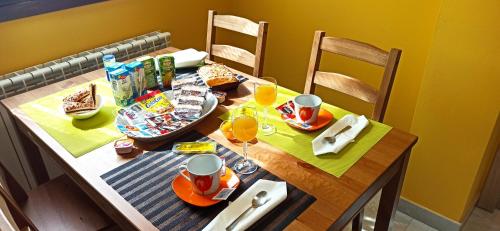 a wooden table with food and drinks on it at Apartamentos turísticos las 3 Golondrinas in Peñafiel