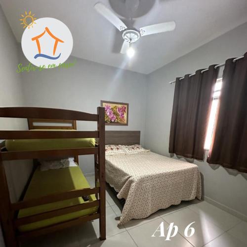 een slaapkamer met een stapelbed en een plafondventilator bij Sentir-se em Casa! Ap Privativo 10min da praia de Itaparica in Vila Velha