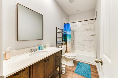 y baño con lavabo, aseo y espejo. en Family-Friendly Texas Lake House Near Boat Launch! en Whitney