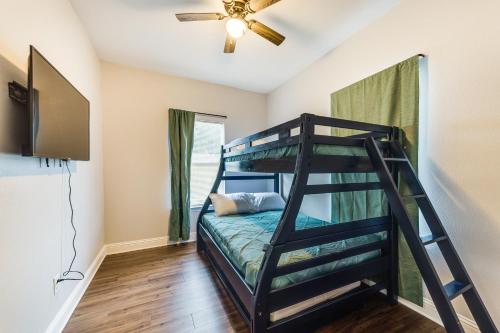 1 dormitorio con litera y TV en Family-Friendly Texas Lake House Near Boat Launch! en Whitney