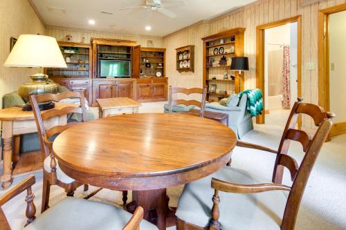 Χώρος καθιστικού στο Relaxing Saluda Home Near Waterfall Trails!