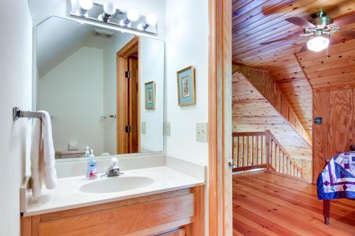 Φωτογραφία από το άλμπουμ του Relaxing Saluda Home Near Waterfall Trails! σε Saluda